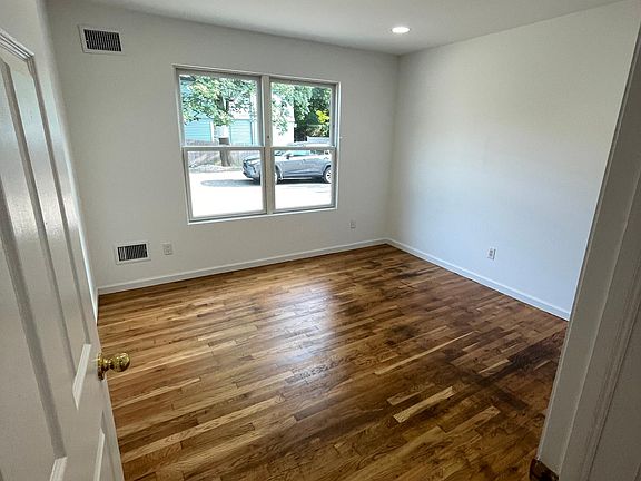5th image of 10 Carpenter St #1