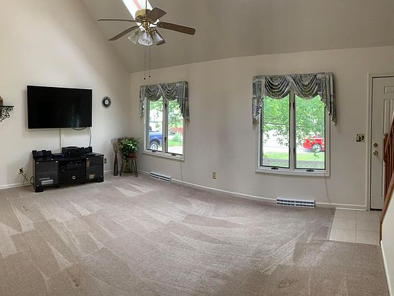 5th image of 726 Fountain Cir