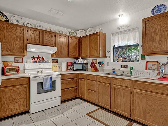 3rd image of 407 Sunset St