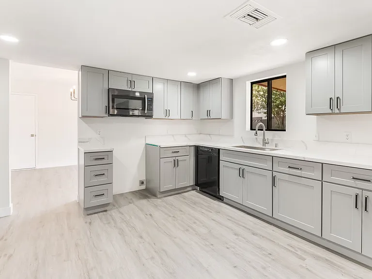 2108 Reynolds Ave — Photo 33