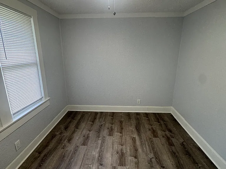 321 & 323 Patterson St W #323 — Photo 7