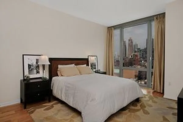 Rented by Douglas Elliman | media 16