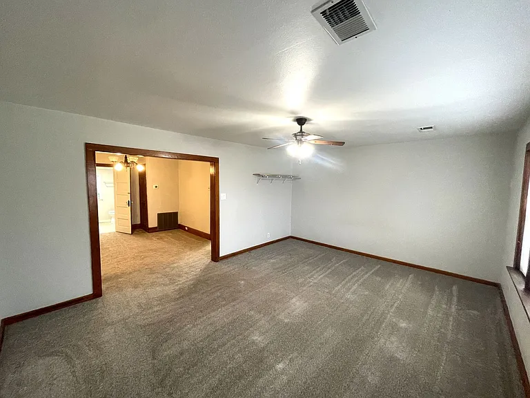 806 E Center St — Photo 5