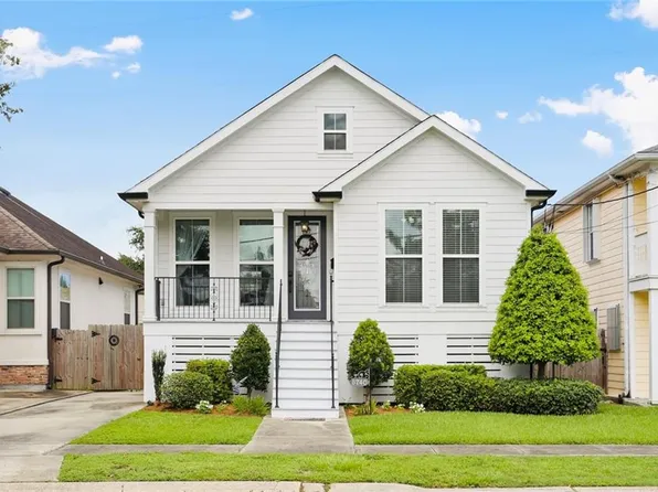 5740 Warrington Dr, New Orleans, LA 70122