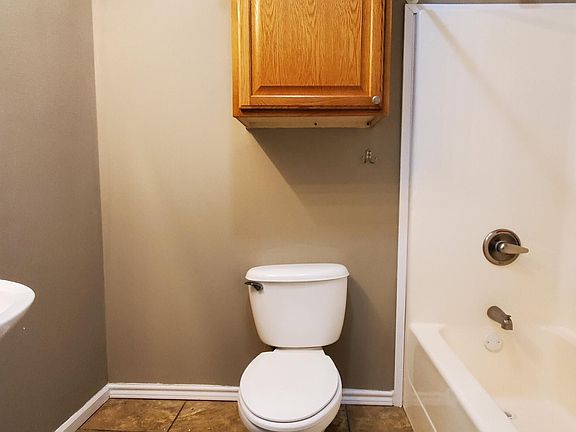 3rd image of 2420 Gladiolus St #B