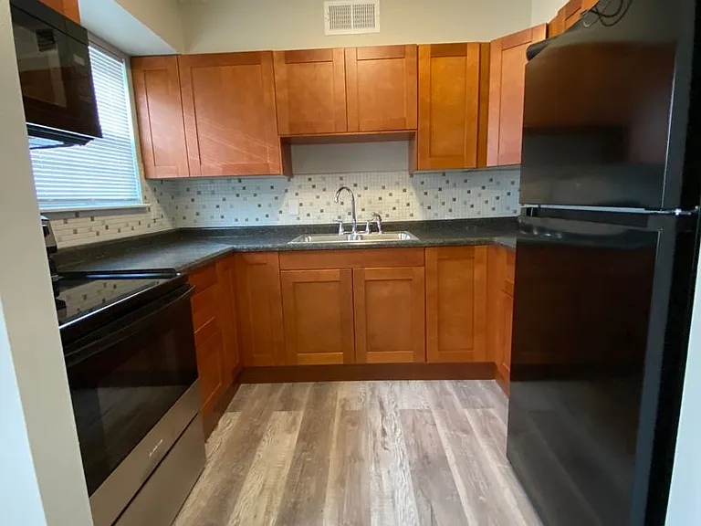 170 Westmount Dr — Photo 7