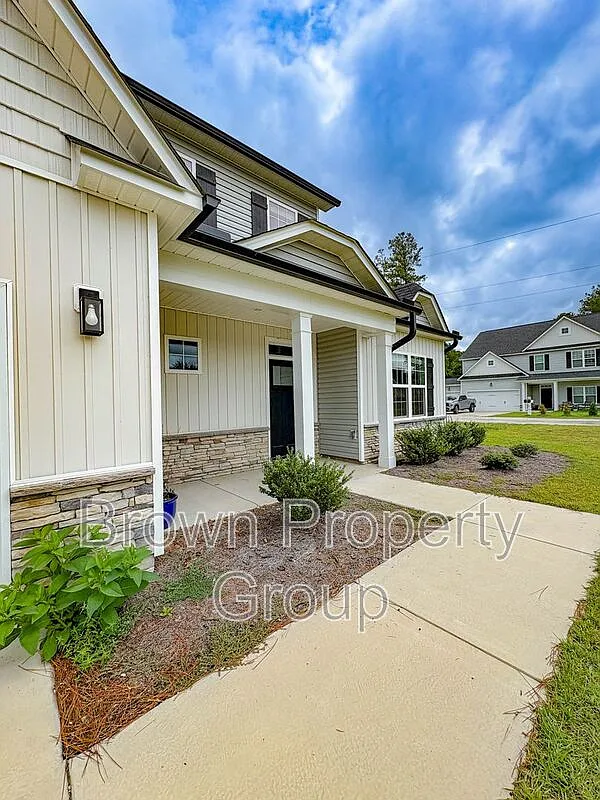 5 bed, 3.5 bath, 3204 sqft, $2,995 — Photo 2