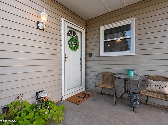 3rd image of 1466 S Pembroke Dr