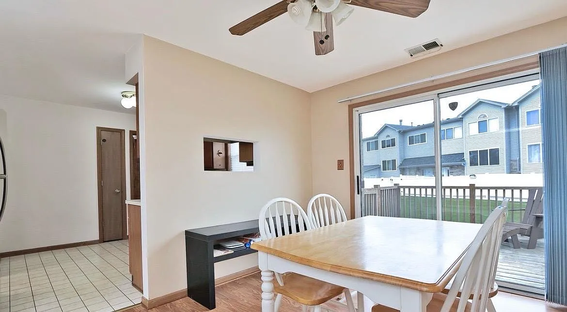 2 bed, 1.5 bath, 1394 sqft, $2,299 — Photo 3