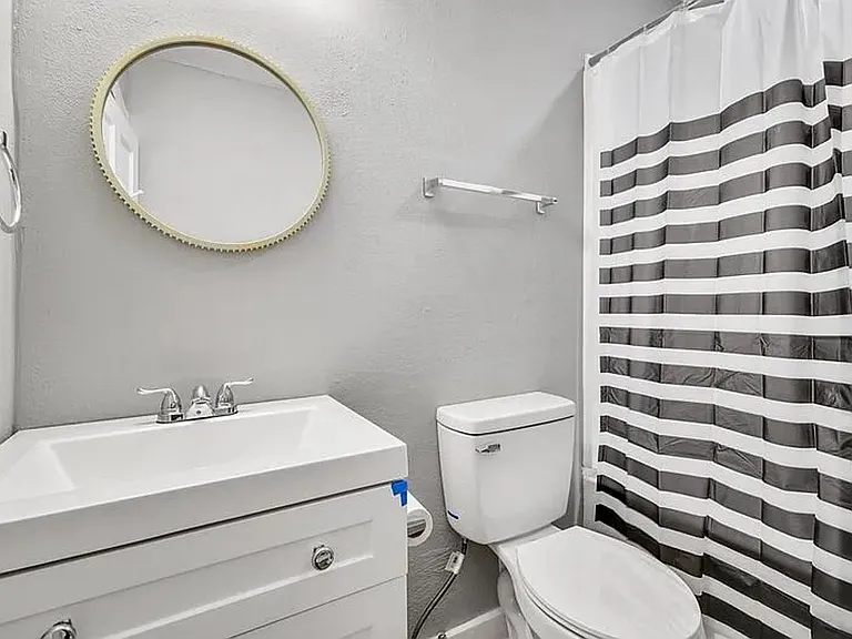 216 E Division St — Photo 14