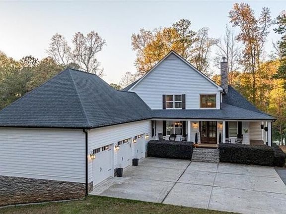 4th image of 3055 Spring Hill Dr