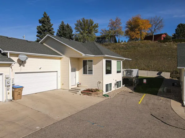 1112 Delmar Ct NW, Minot, ND 58703