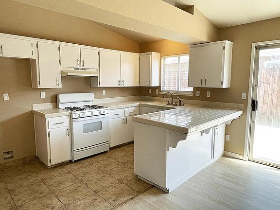 4th image of 1104 Village Dr