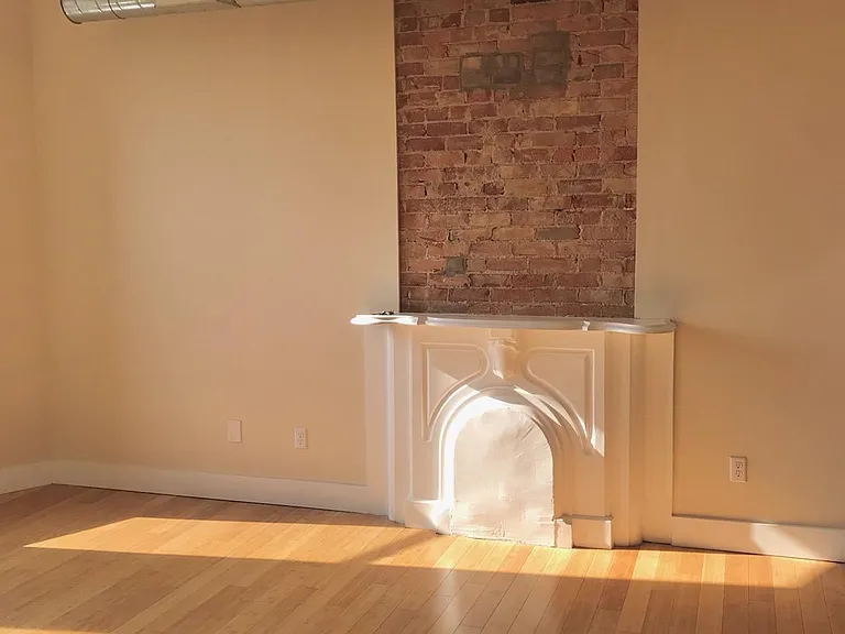 2733 Woodburn Ave #303 — Photo 4
