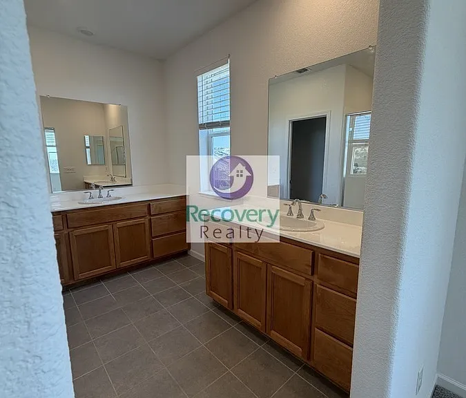 621 Tower Ct — Photo 13