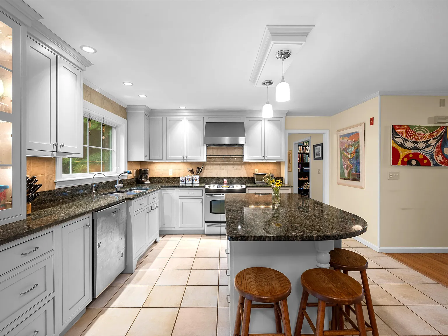 4 bed, 2.5 bath, 3260 sqft, $4,800 — Photo 4