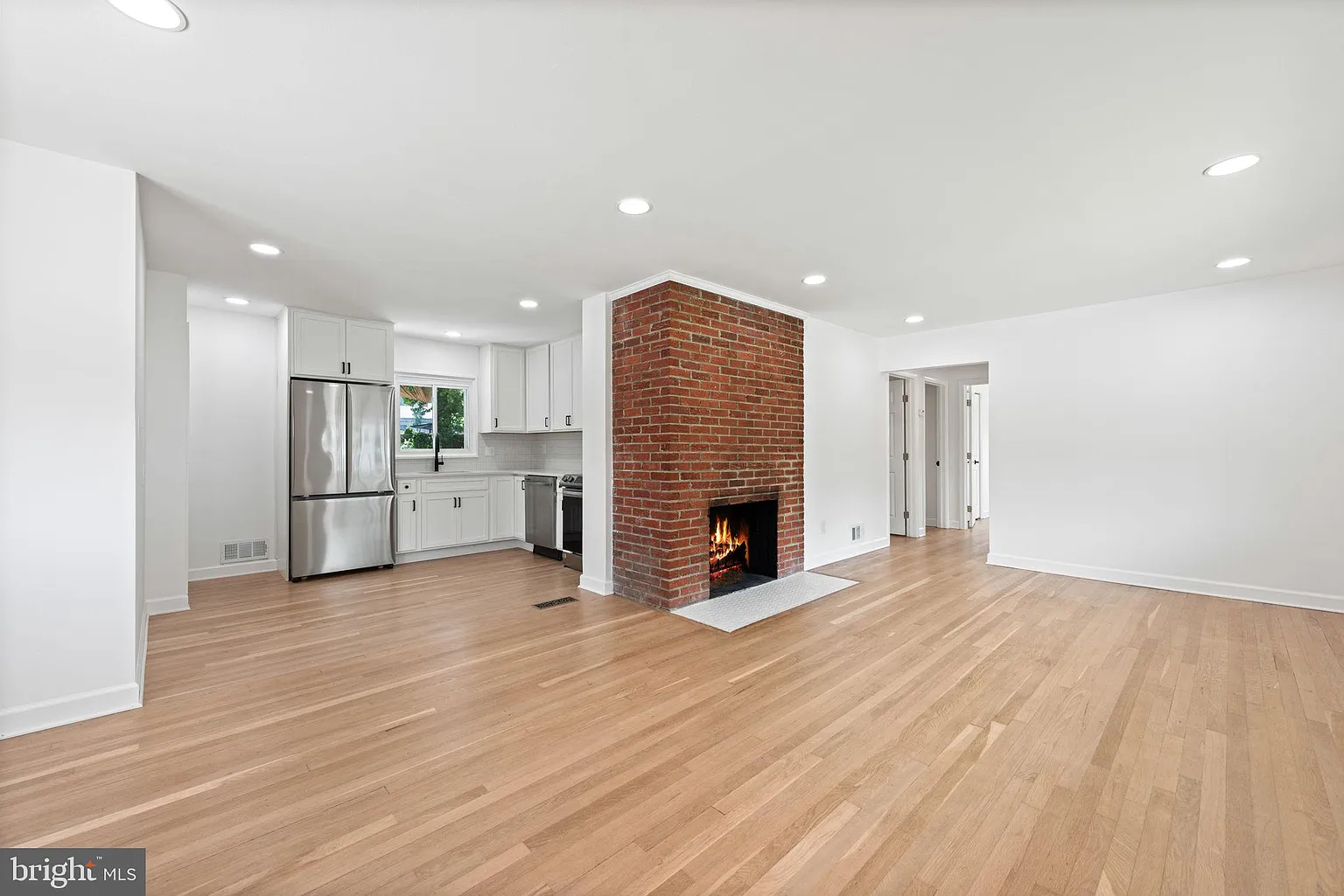9407 Wellington St photo 1
