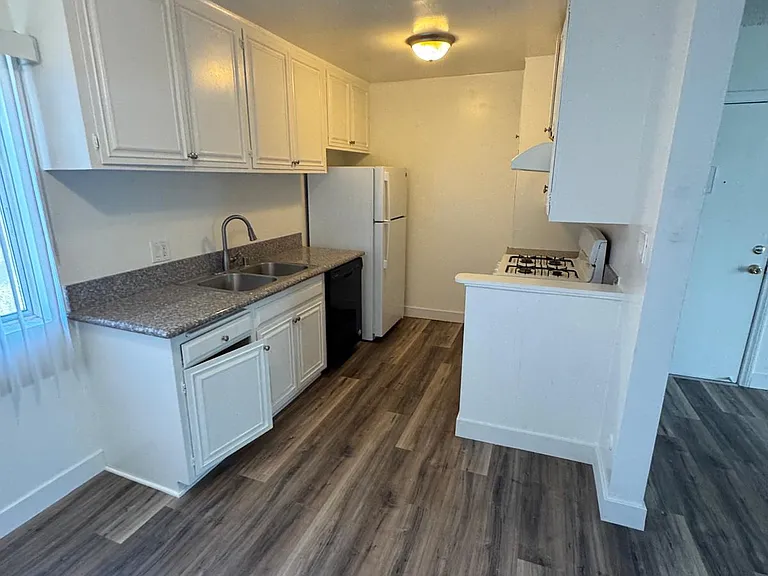 18606 Collins St #8 — Photo 3
