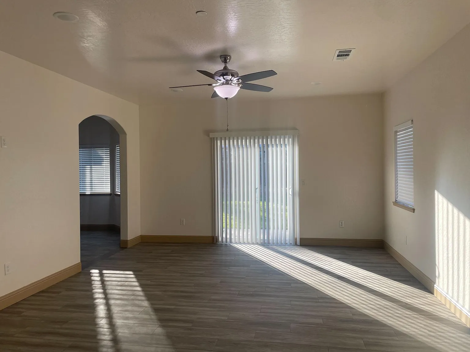 4 bed, 2.5 bath, 2456 sqft, $2,400 — Photo 3