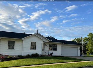 412 3rd St, Victor, IA 52347