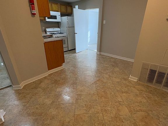 4th image of 223 N La Crosse Avenue 2 #Lc-25