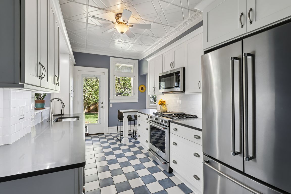 next background image