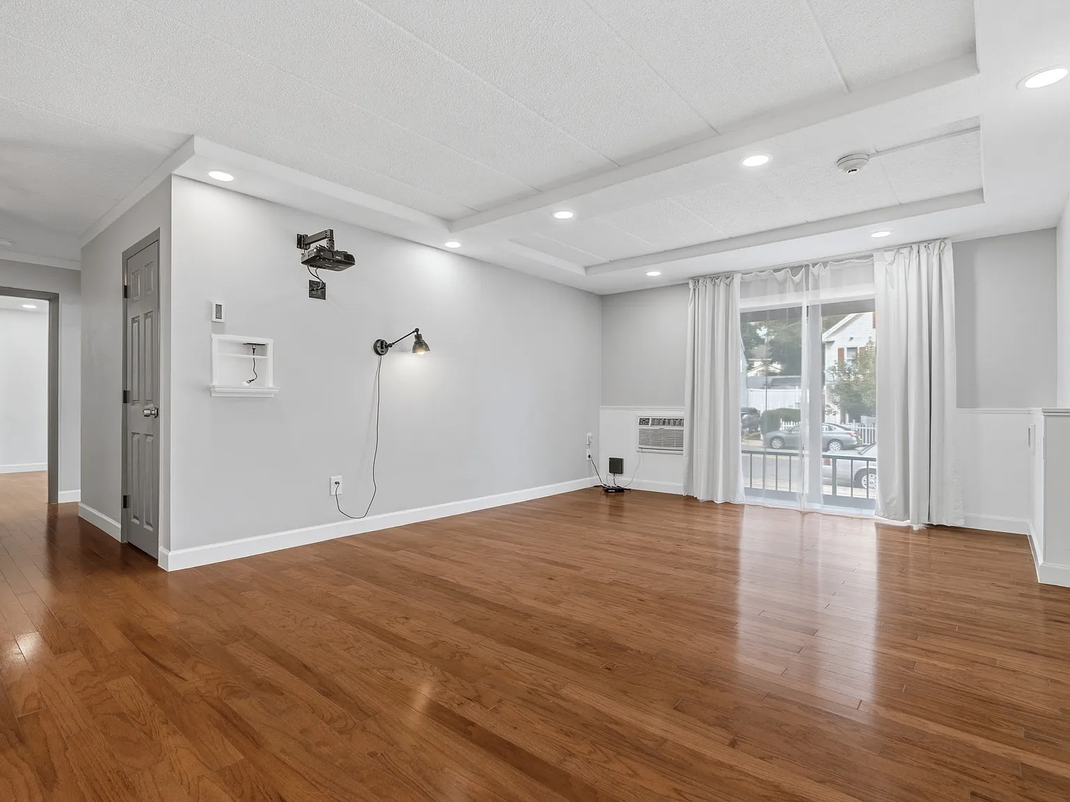 2 bed, 1.0 bath, 923 sqft, $2,650 — Photo 2