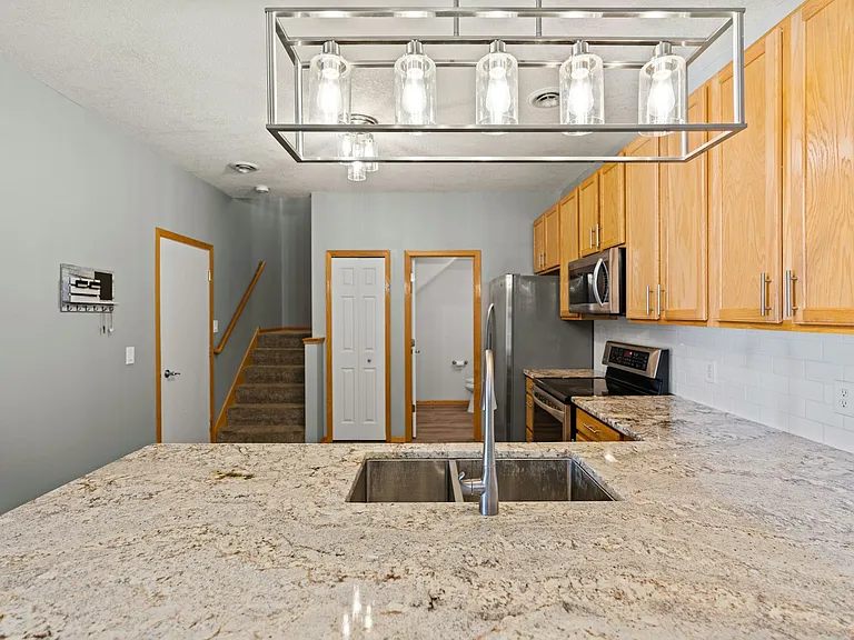 Kitchen / Breakfast Bar