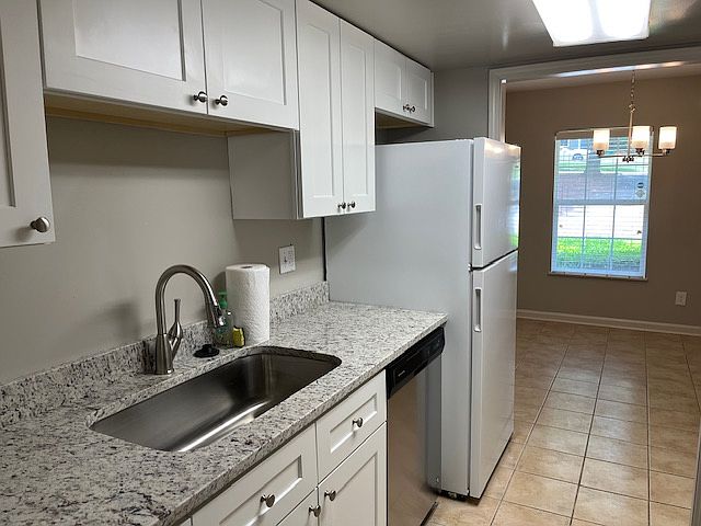 Kitchen w/ single sink! Lots of cabinet space!