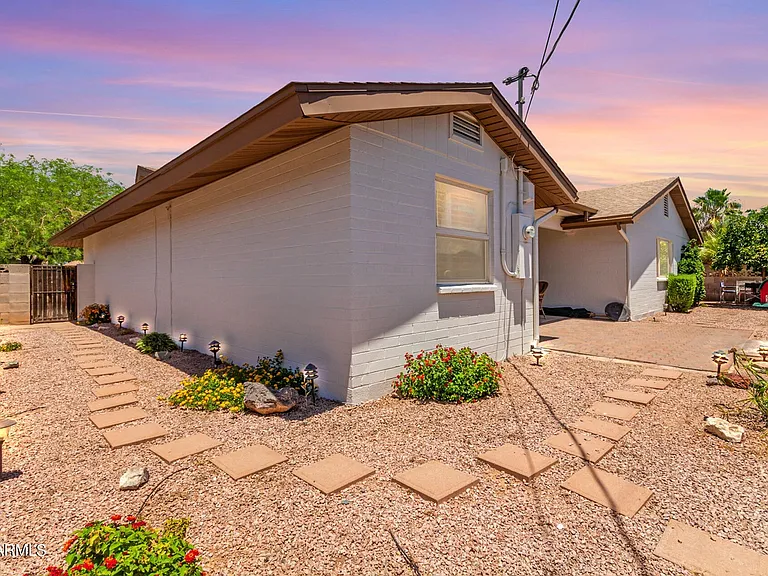 1227 E Campus Dr — Photo 3