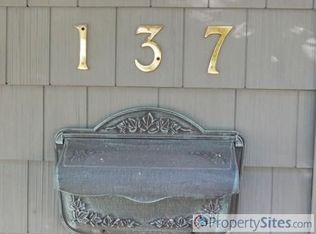 137 Upper Orchard Dr, Levittown, PA 19056