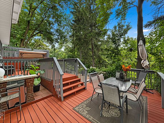 4th image of 402 Stephen St