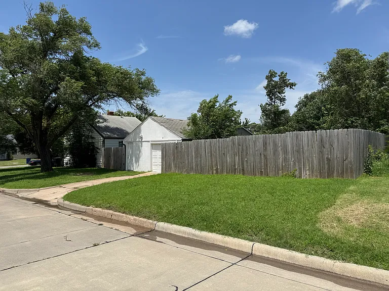 1602 N Volutsia Ave — Photo 28