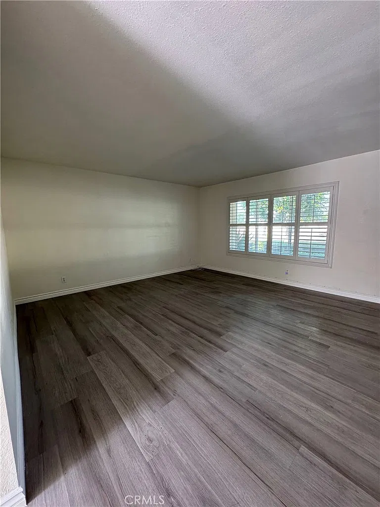 3 bed, 2.5 bath, 1407 sqft, $3,800 — Photo 3