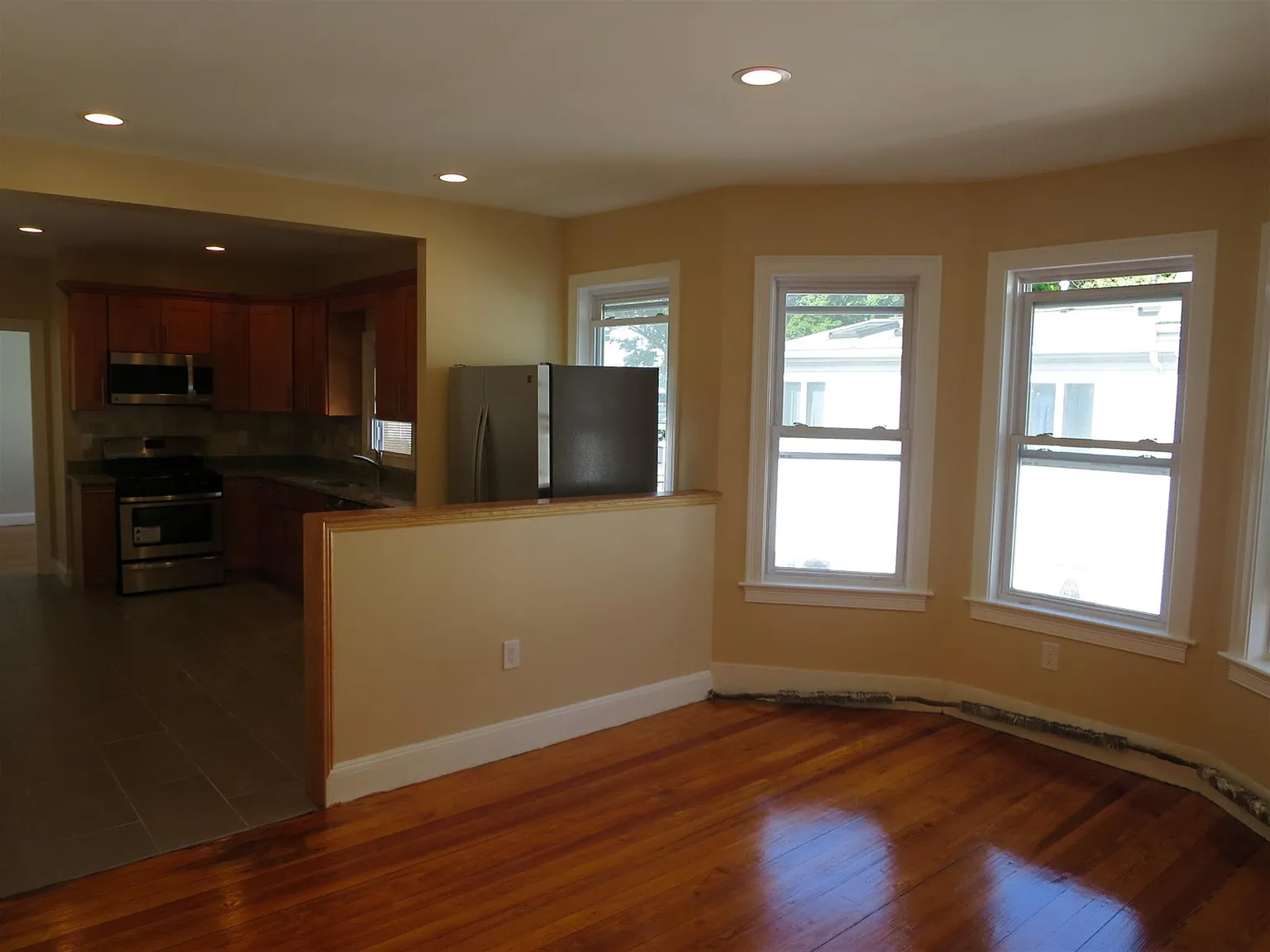 4 bed, $4,000 — Photo 2