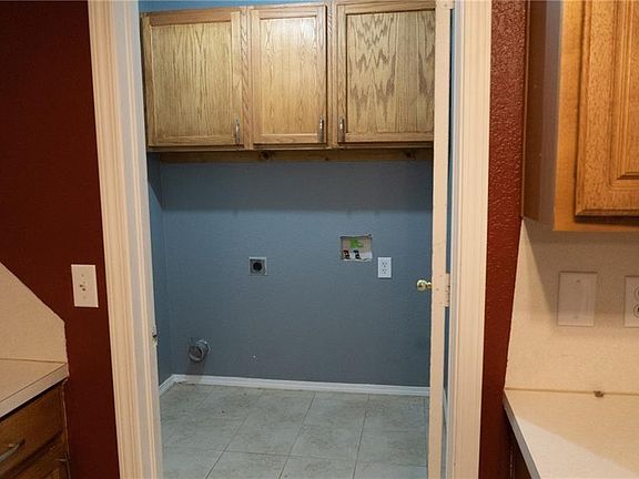 4th image of 904 Tulip Dr