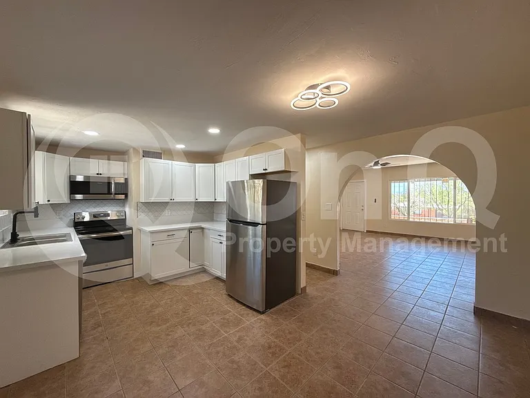 1846 W Caravelle Rd — Photo 4