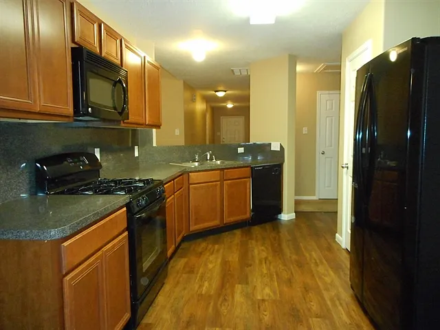 3 bed, 2.0 bath, 1810 sqft, $2,060 — Photo 2