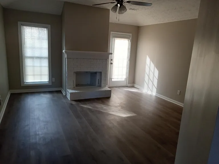 1000 Wehring Ln — Photo 2