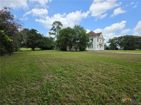 602 Live Oak St, Edna, TX 77957