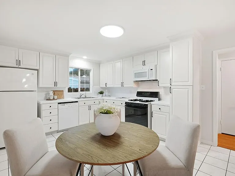 324 Angel Ave — Photo 6