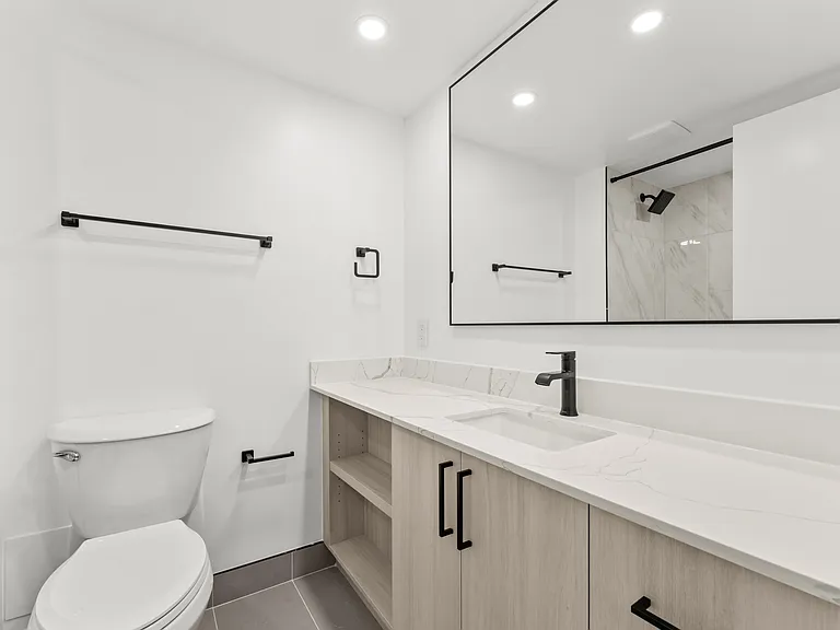 44 Charles St W — Photo 104