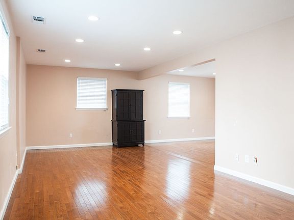 3rd image of 6825 Cloverdale Ln #127