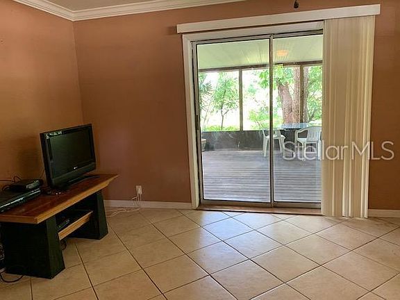 4th image of 425 Country Club Dr