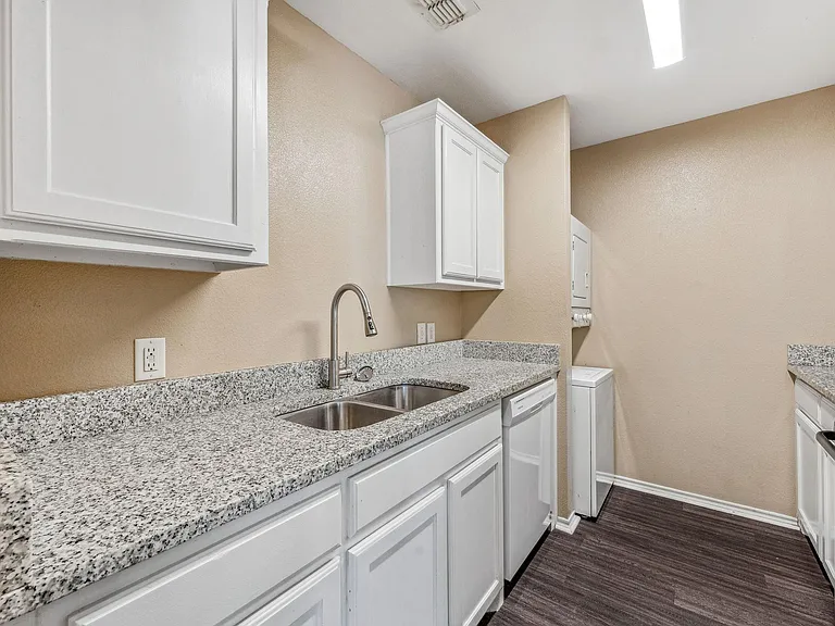 872 W Vanderbilt St #2102 — Photo 2