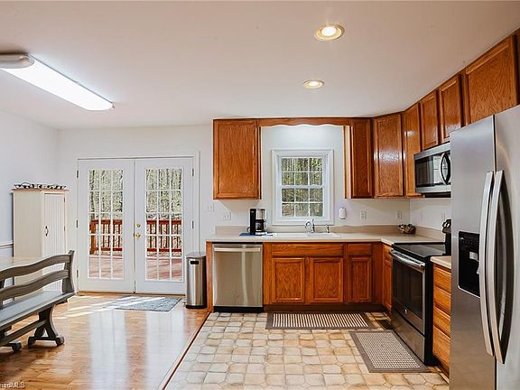 4th image of 634 E Swannanoa Ave