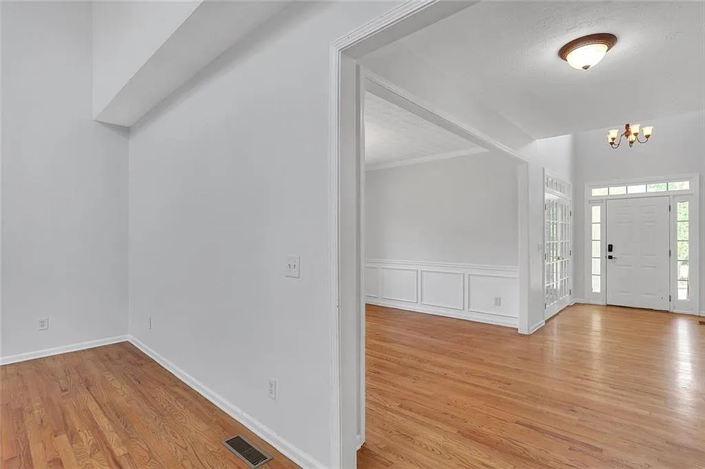4 bed, 2.5 bath, 4286 sqft, $2,700 — Photo 4