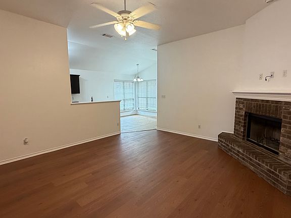 3rd image of 809 Shea Ln