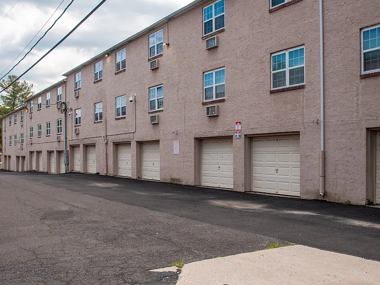 Pennsbury Court Apartments — Photo 9