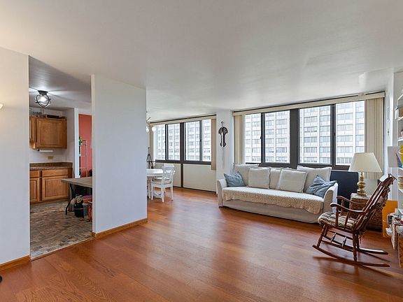 4th image of 4850 S Lake Park Ave APT 804